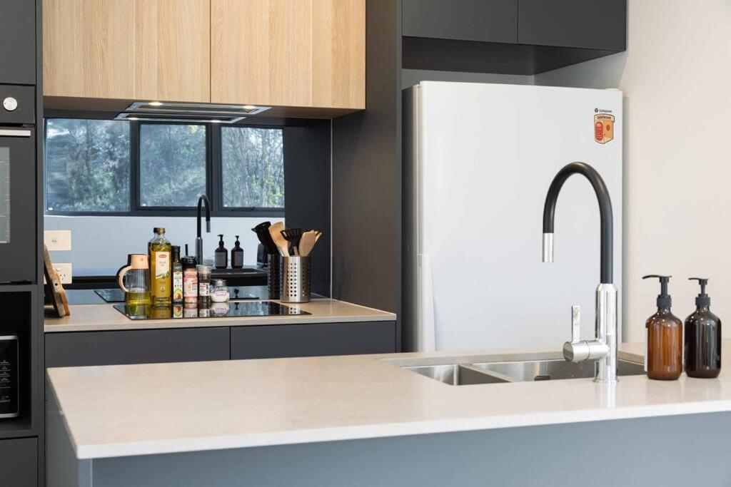 Modern Art And Private Entrance & Plenty Free Parking Villa Canberra Exterior photo