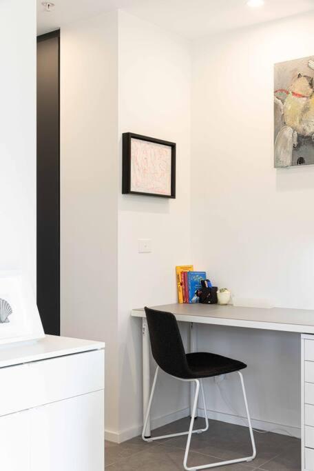 Modern Art And Private Entrance & Plenty Free Parking Villa Canberra Exterior photo